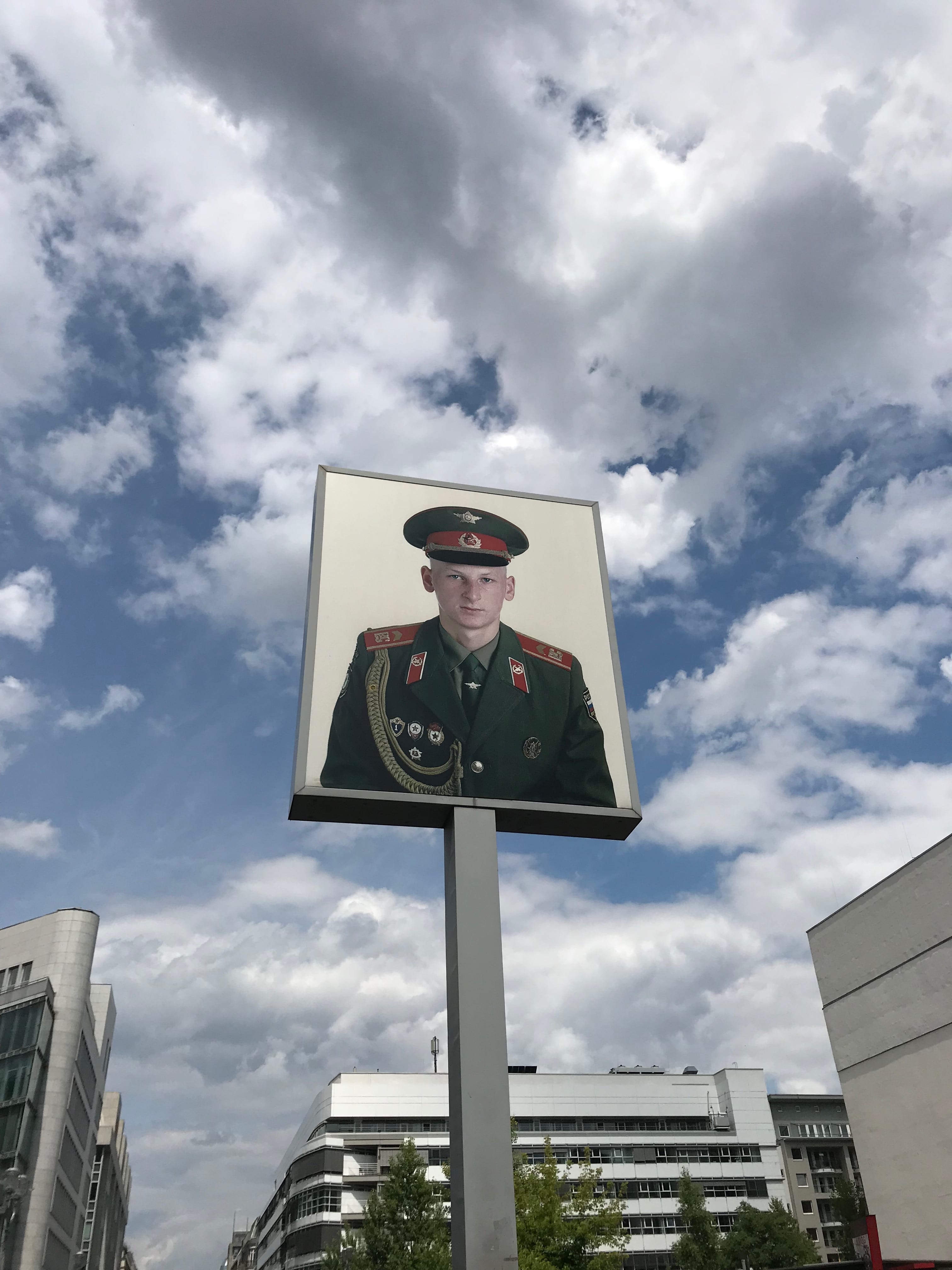 Imagen de un soldado de en checkpoint Charlie