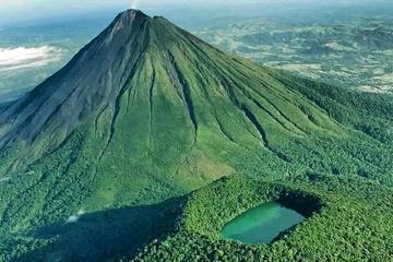 Cerro Chato y Volcán Arenal desde el aire